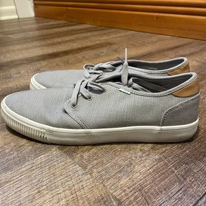 Women’s size 7 Toms